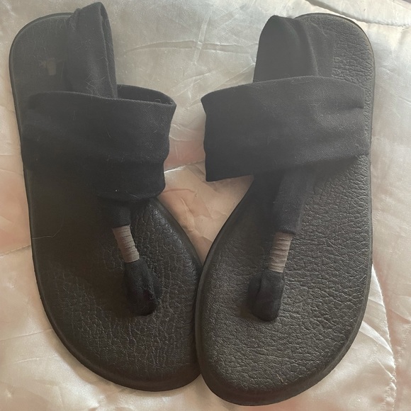 Gently used sanuks. Size 8. - Picture 1 of 4